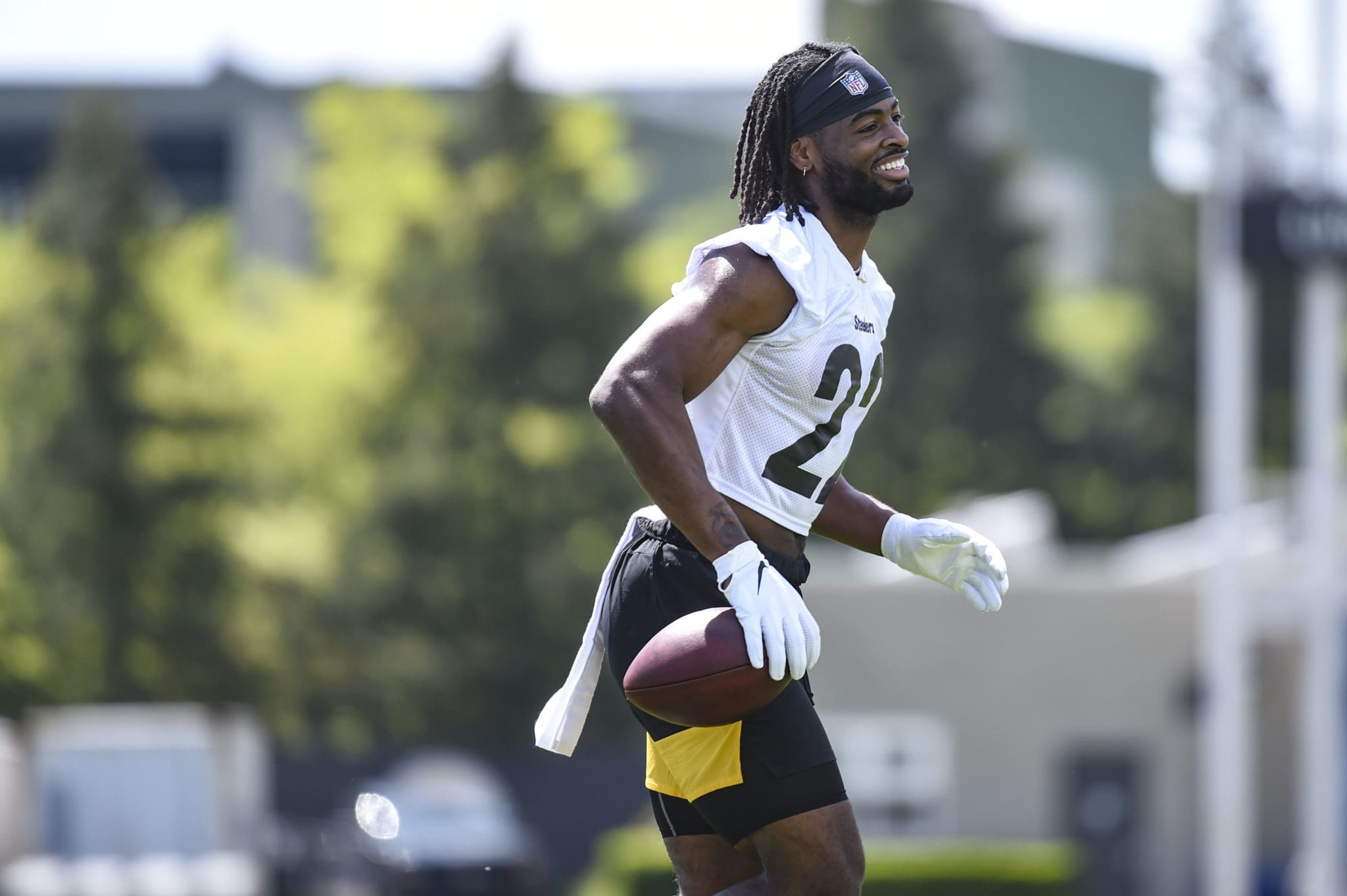 Steelers RB Najee Harris throws out Pirates first pitch