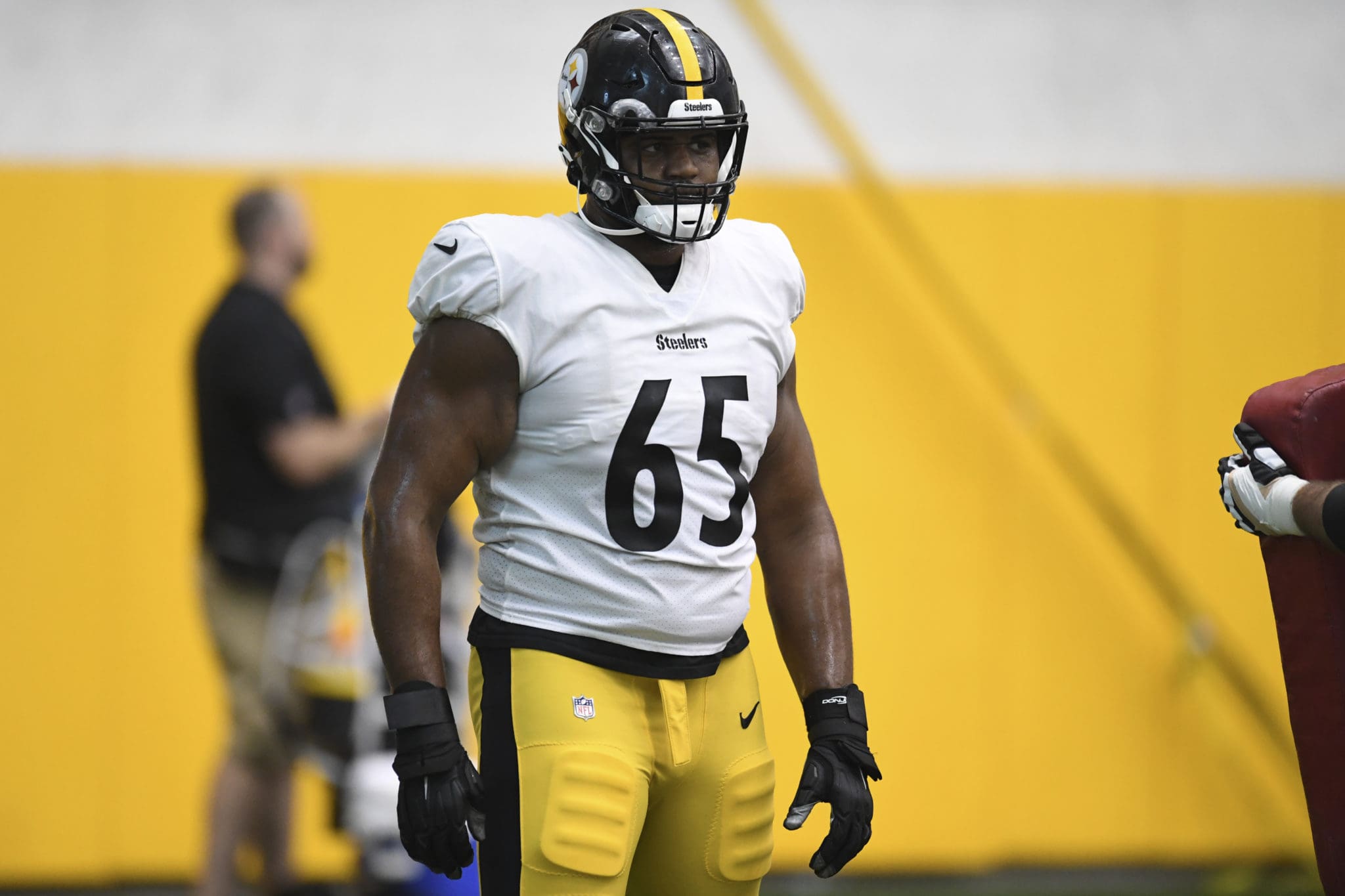 Pittsburgh Steelers offensive tackle Dan Moore Jr. (65) shuffles