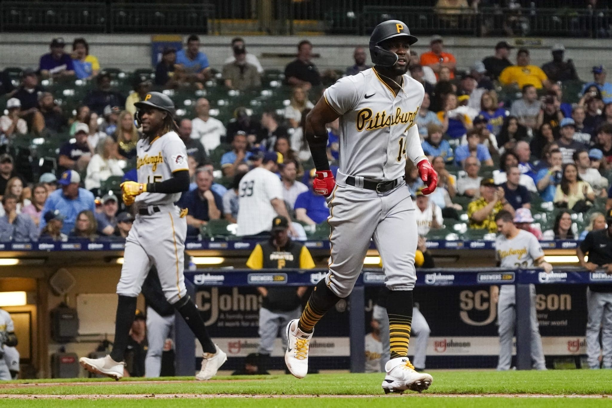 Chavis' bases-loaded single in 9th puts Pirates over Reds