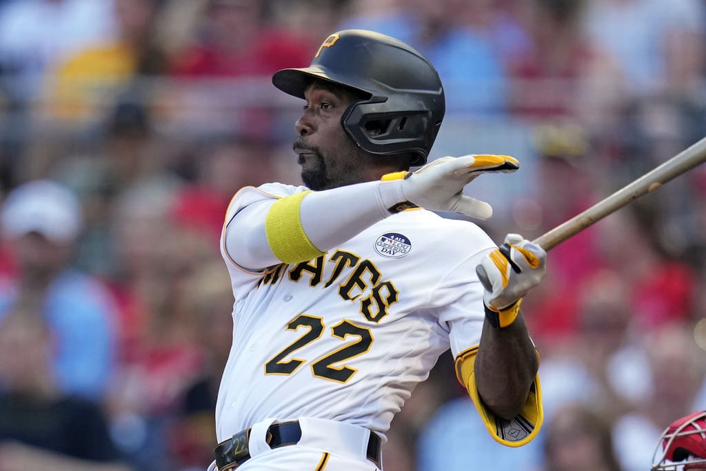 McCutchen 1st hit of MLB season, as NL DH, with No. 21 patch